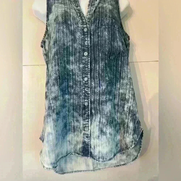 Cloth & Stone Sleeveless Chambray
Button Down Size Small Like New - Picture 7 of 13
